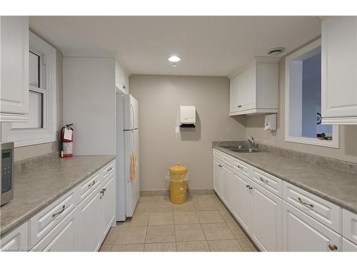 216-20 Station Square, Elora, ON - Indoor Photo Showing Kitchen With Double Sink