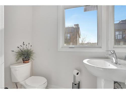 31-2 Willow Street, Paris, ON - Indoor Photo Showing Bathroom