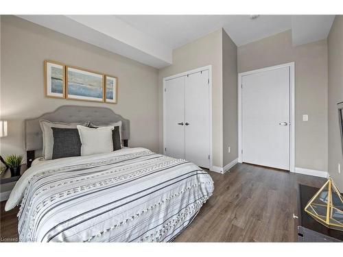 2204-60 Charles Street W, Kitchener, ON - Indoor Photo Showing Bedroom