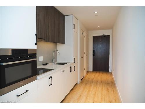 1704-741 King Street W, Kitchener, ON - Indoor Photo Showing Kitchen