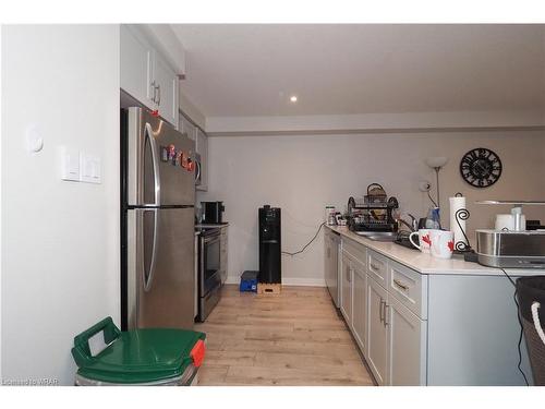 24 Edgewood Drive, Kitchener, ON - Indoor Photo Showing Kitchen