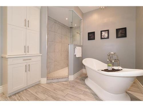 31-260 Deer Ridge Drive, Kitchener, ON - Indoor Photo Showing Bathroom