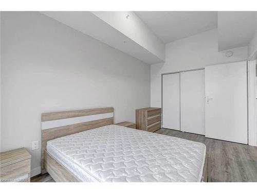 812-280 Lester Street, Waterloo, ON - Indoor Photo Showing Bedroom