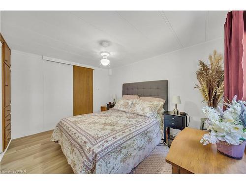 21-580 Beaver Creek Road, Waterloo, ON - Indoor Photo Showing Bedroom