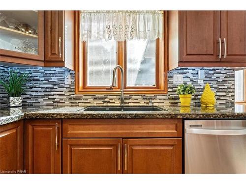 20 Confederation Drive, Niagara-On-The-Lake, ON - Indoor Photo Showing Kitchen With Double Sink