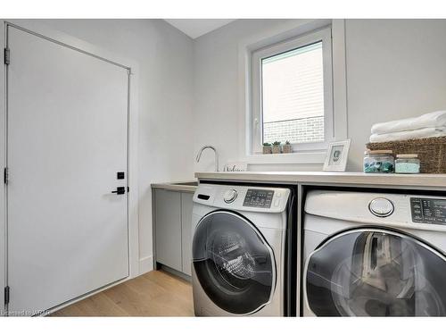 2208 Red Thorne Avenue, London, ON - Indoor Photo Showing Laundry Room