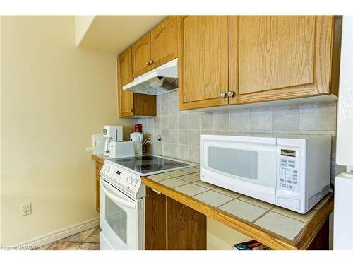 9-90 Highland Drive Drive, Oro-Medonte, ON - Indoor Photo Showing Kitchen