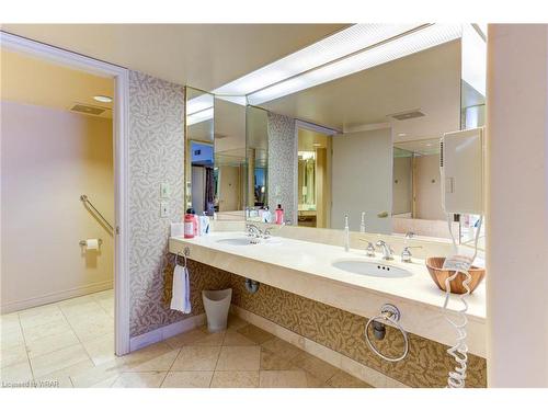 9-90 Highland Drive Drive, Oro-Medonte, ON - Indoor Photo Showing Bathroom