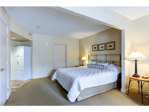 9-90 Highland Drive Drive, Oro-Medonte, ON - Indoor Photo Showing Bedroom
