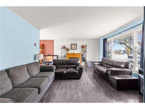 83 Lorne Avenue, Hensall, ON - Indoor Photo Showing Living Room