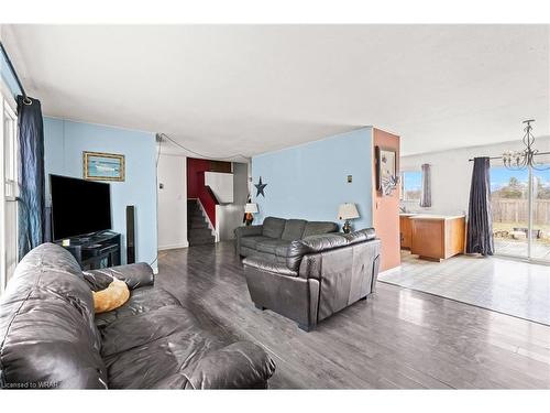 83 Lorne Avenue, Hensall, ON - Indoor Photo Showing Living Room