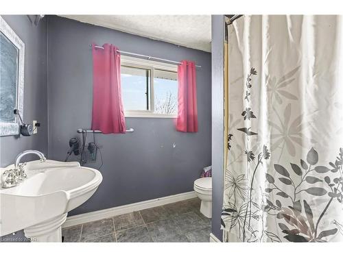 83 Lorne Avenue, Hensall, ON - Indoor Photo Showing Bathroom