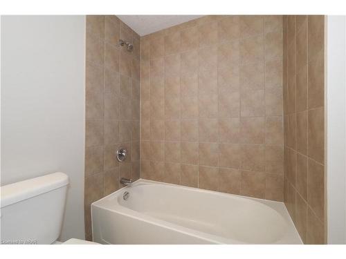 9C-1460 Highland Road W, Kitchener, ON - Indoor Photo Showing Bathroom