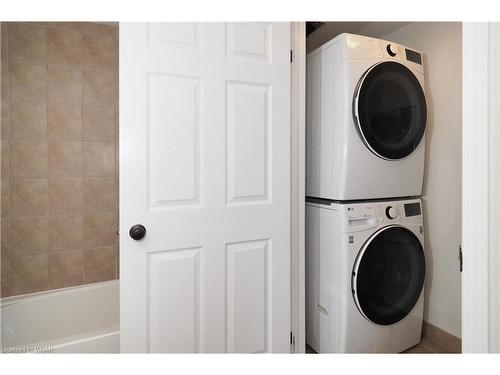 9C-1460 Highland Road W, Kitchener, ON - Indoor Photo Showing Laundry Room