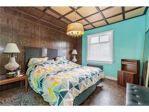 5685 Robinson Street, Niagara Falls, ON - Indoor Photo Showing Bedroom