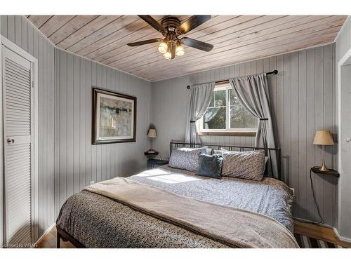 2815 Kawagama Lake Road, Dorset, ON - Indoor Photo Showing Bedroom
