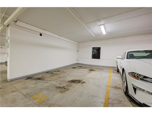 1605-50 Grand Avenue S, Cambridge, ON - Indoor Photo Showing Garage