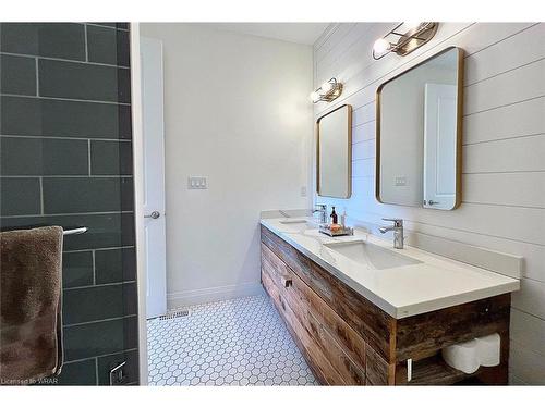 16-1126 Swan Street, Ayr, ON - Indoor Photo Showing Bathroom