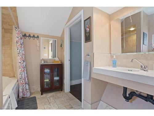 61 Queen Street W, Cambridge, ON - Indoor Photo Showing Bathroom