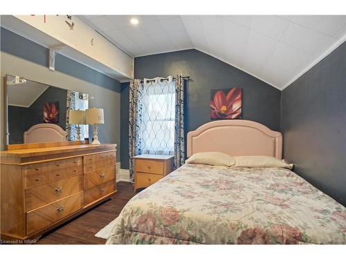 61 Queen Street W, Cambridge, ON - Indoor Photo Showing Bedroom