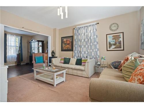 61 Queen Street W, Cambridge, ON - Indoor Photo Showing Living Room