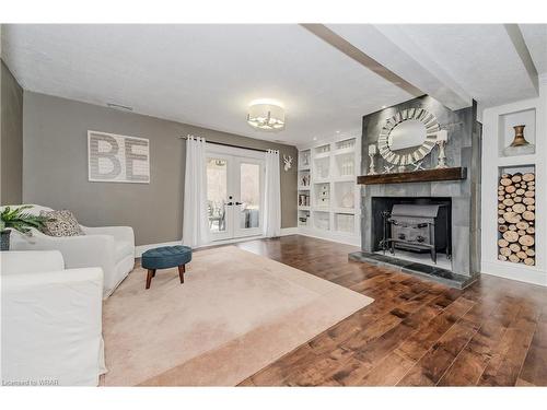 6725 Ellis Road, Cambridge, ON - Indoor Photo Showing Living Room With Fireplace