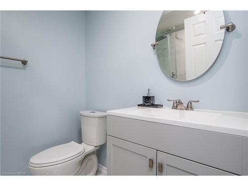 1-108 Woodlawn Road E, Guelph, ON - Indoor Photo Showing Bathroom