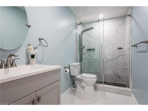 1-108 Woodlawn Road E, Guelph, ON - Indoor Photo Showing Bathroom