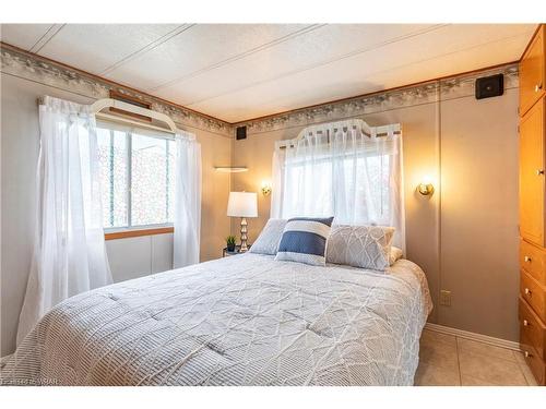 196-580 Beaver Creek Road, Waterloo, ON - Indoor Photo Showing Bedroom