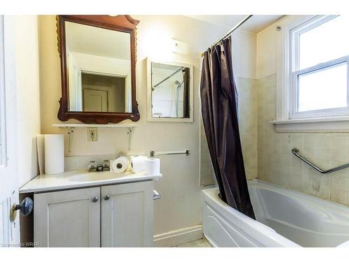 154 Beverly Street, Cambridge, ON - Indoor Photo Showing Bathroom