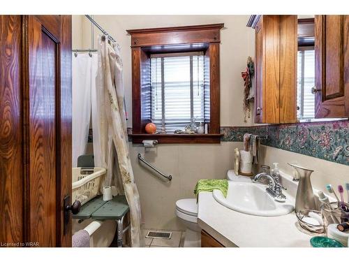 156 Beverly Street, Cambridge, ON - Indoor Photo Showing Bathroom