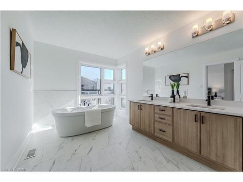 695 Benninger Drive, Kitchener, ON - Indoor Photo Showing Bathroom