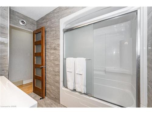 18 Summerside Crescent, Cambridge, ON - Indoor Photo Showing Bathroom