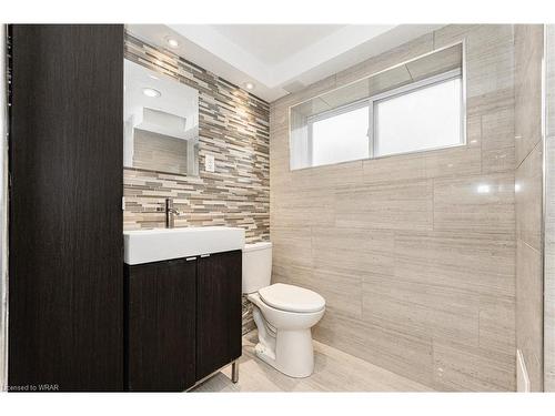 18 Summerside Crescent, Cambridge, ON - Indoor Photo Showing Bathroom