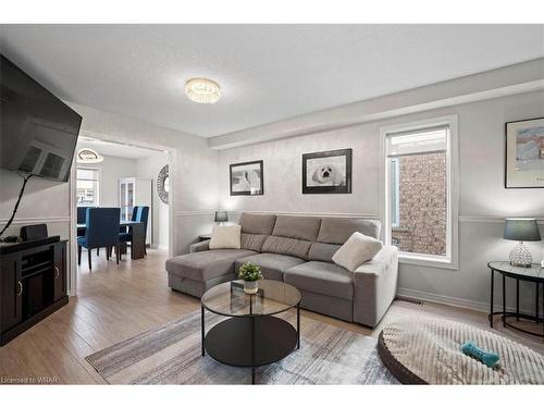 30 Heatherwood Place, Kitchener, ON - Indoor Photo Showing Living Room