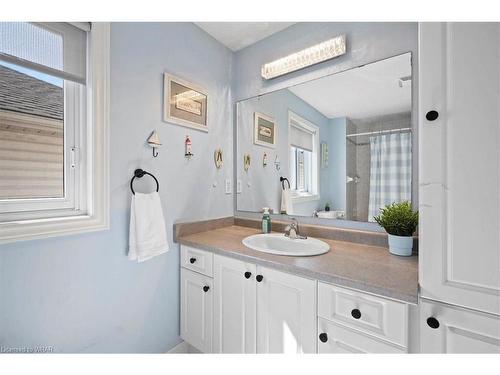 30 Heatherwood Place, Kitchener, ON - Indoor Photo Showing Bathroom