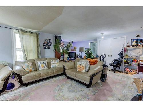 410 Queen Street S, Palmerston, ON - Indoor Photo Showing Living Room