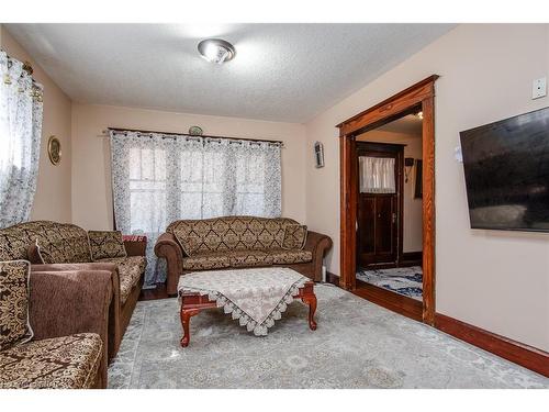 184 Courtland Avenue E, Kitchener, ON - Indoor Photo Showing Living Room