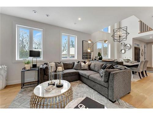 240 Mount Pleasant Street, Brantford, ON - Indoor Photo Showing Living Room