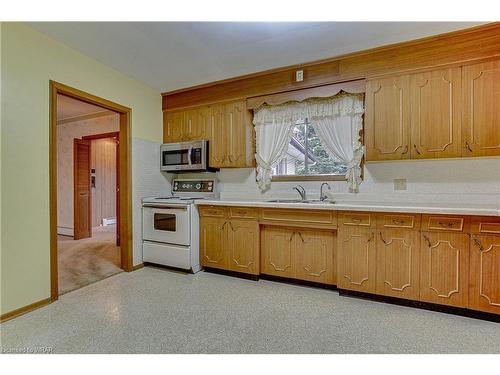 404 Forest Hill Drive, Kitchener, ON - Indoor Photo Showing Kitchen