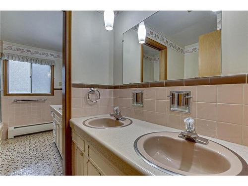 404 Forest Hill Drive, Kitchener, ON - Indoor Photo Showing Bathroom
