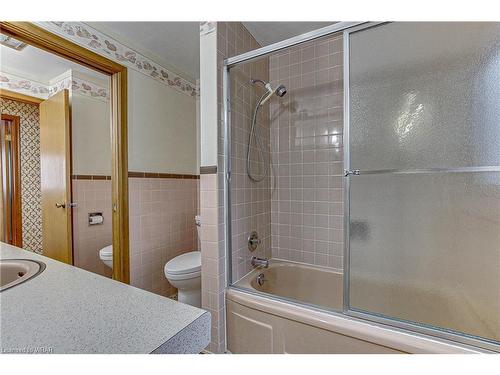 404 Forest Hill Drive, Kitchener, ON - Indoor Photo Showing Bathroom