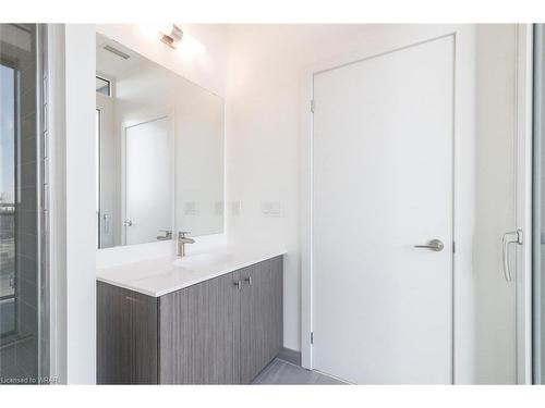 202-15 Wellington Street S, Kitchener, ON - Indoor Photo Showing Bathroom
