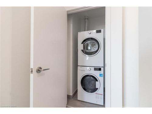 202-15 Wellington Street S, Kitchener, ON - Indoor Photo Showing Laundry Room
