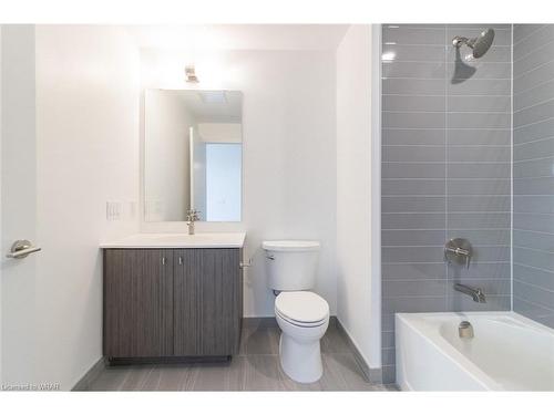 502-15 Wellington Street S, Kitchener, ON - Indoor Photo Showing Bathroom
