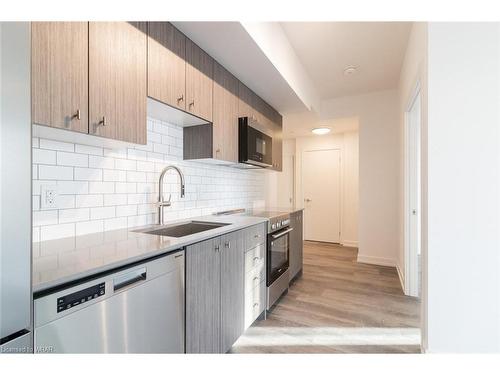 502-15 Wellington Street S, Kitchener, ON - Indoor Photo Showing Kitchen With Upgraded Kitchen