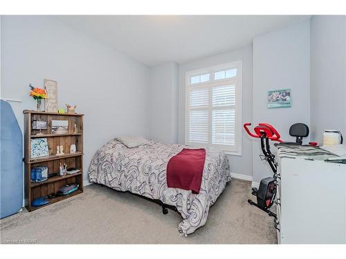 32-165 Chandos Drive, Kitchener, ON - Indoor Photo Showing Bedroom
