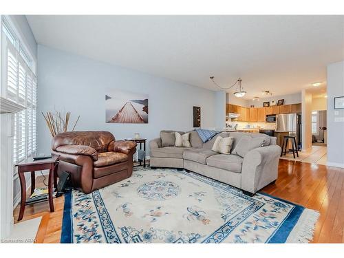 32-165 Chandos Drive, Kitchener, ON - Indoor Photo Showing Living Room