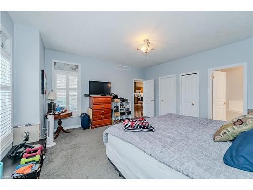 32-165 Chandos Drive, Kitchener, ON - Indoor Photo Showing Bedroom