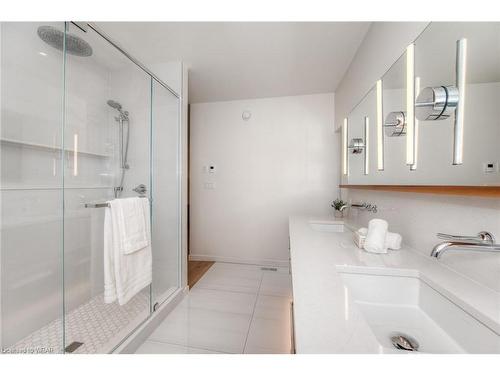 60 John Street E, Waterloo, ON - Indoor Photo Showing Bathroom